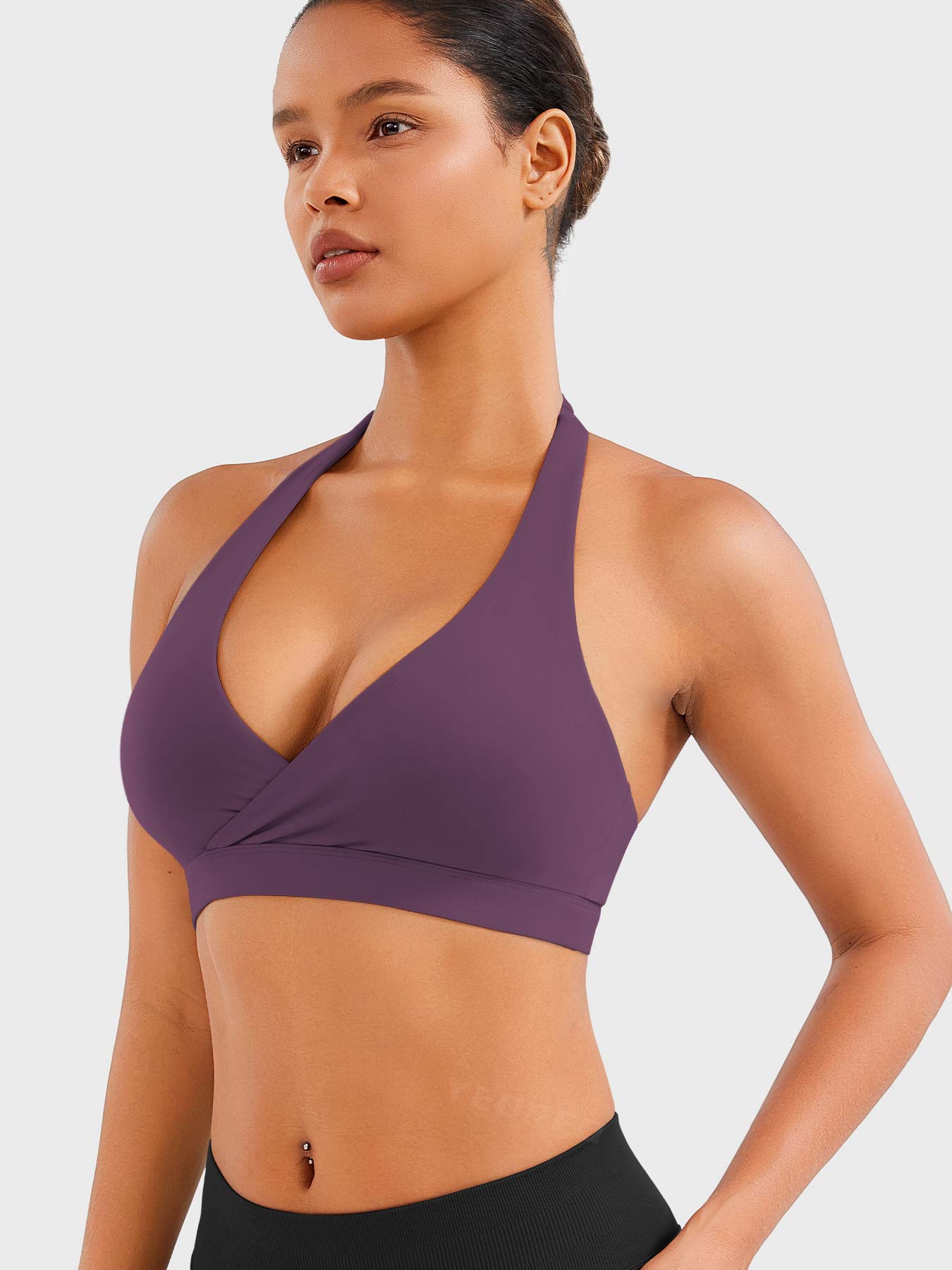 Top deportivo con tirantes al cuello y ajuste cómodo