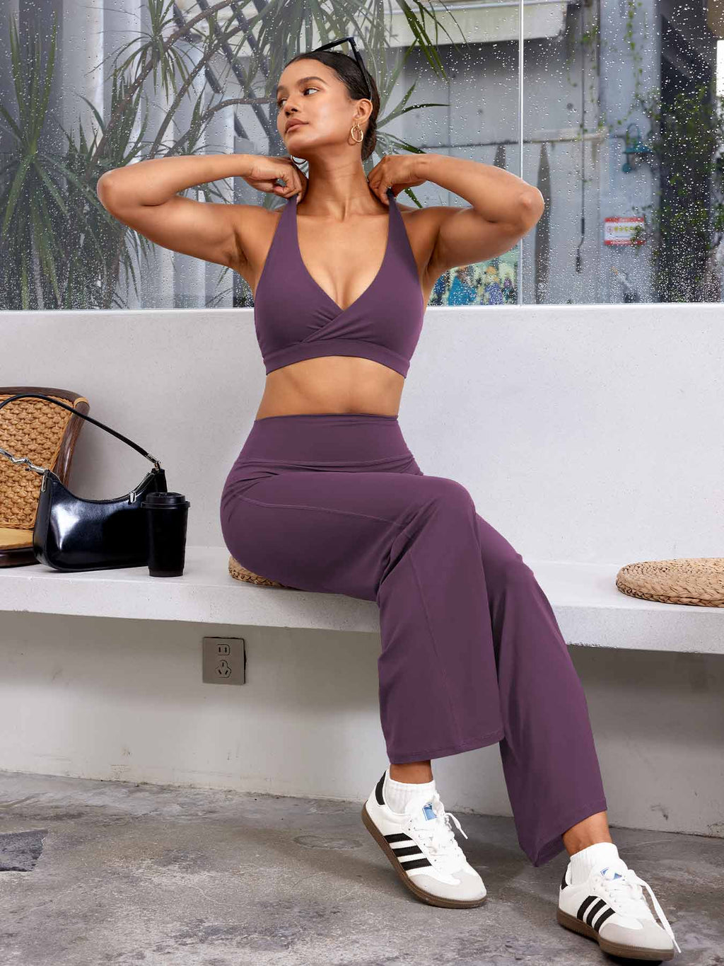 Top deportivo con tirantes al cuello y ajuste cómodo