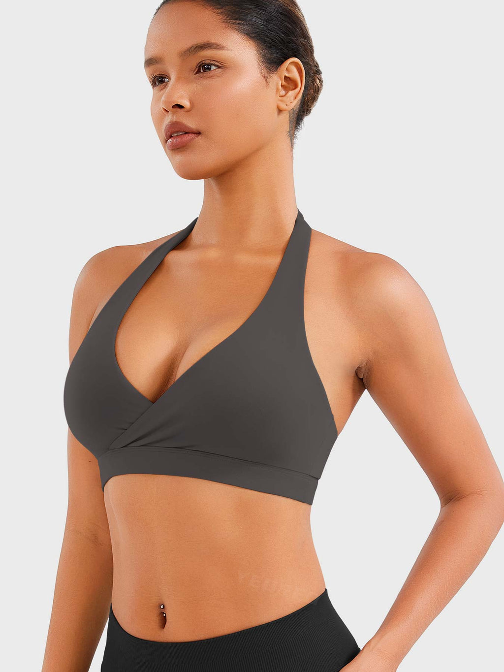 Top deportivo con tirantes al cuello y ajuste cómodo